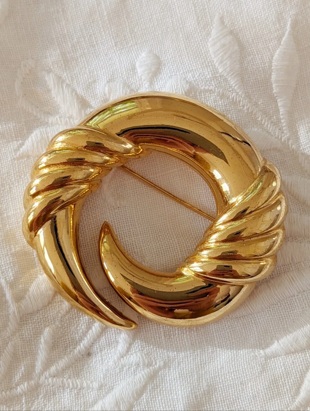 Vintage 1980s Large Gold Wave Brooch from Napier